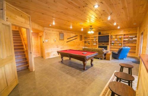 Blue Ridge House | Christmas Lodge-Secluded near Downtown Blue Ridge