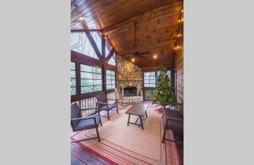 Blue Ridge House | Christmas Lodge-Secluded near Downtown Blue Ridge