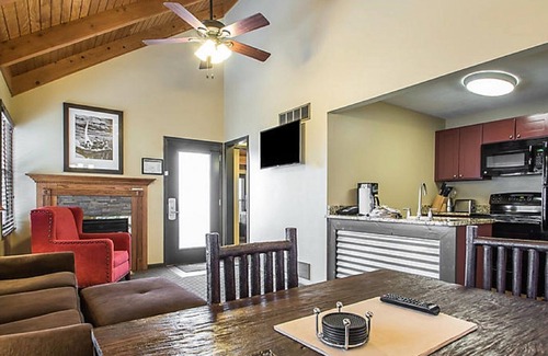 Wisconsin Dells Resort | Christmas Mountain Village Resort 2 Bath Deluxe Cottage