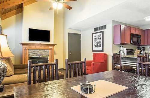 Wisconsin Dells Resort | Christmas Mountain Village Resort 2 Bath Deluxe Cottage