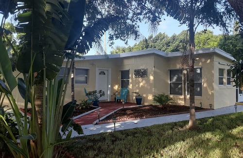 Jensen Beach House | "Chuck's Cottage" at Camp Rio w/Pool Table, fast drive to Beaches