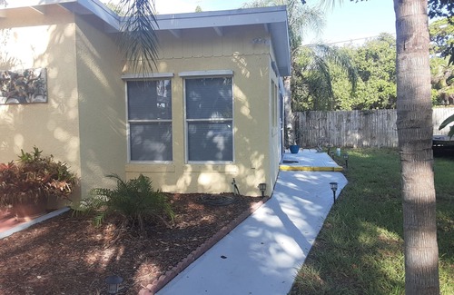 Jensen Beach House | "Chuck's Cottage" at Camp Rio w/Pool Table, fast drive to Beaches