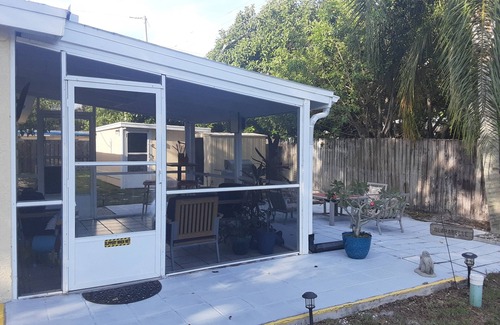 Jensen Beach House | "Chuck's Cottage" at Camp Rio w/Pool Table, fast drive to Beaches