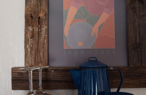 Placerville Cottage | CHUCKELLI FARM's COZY COTTAGE