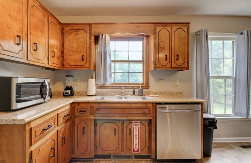 Clarksville House | Chucks Cozy Casa a 3 BR 2.5 BA Veteran Owned Family Friendly Retreat