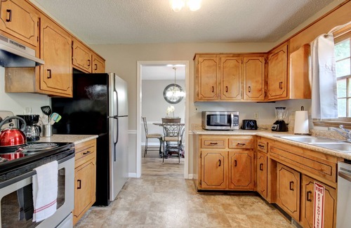 Clarksville House | Chucks Cozy Casa a 3 BR 2.5 BA Veteran Owned Family Friendly Retreat
