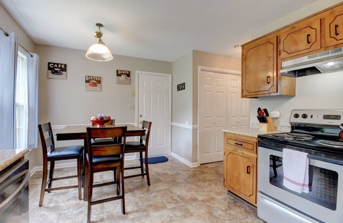 Clarksville House | Chucks Cozy Casa a 3 BR 2.5 BA Veteran Owned Family Friendly Retreat