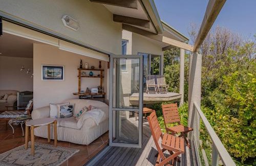 Opito Bay House | Chucks Retreat - Opito Bay Holiday Home