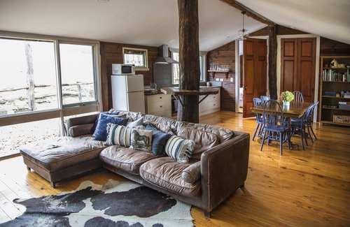 Chum Creek Cottage | Chum Creek Hut - Luxury Country Cottage on beautiful horse property.