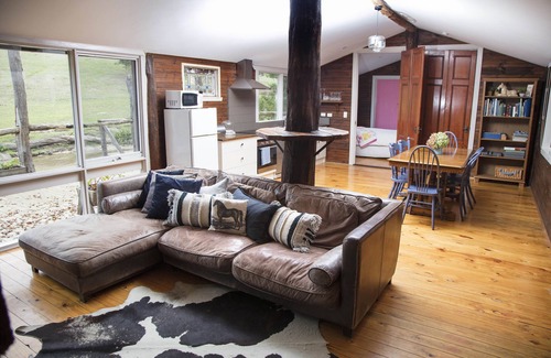 Chum Creek Cottage | Chum Creek Hut - Luxury Country Cottage on beautiful horse property.