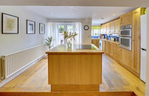 Warwick Town Centre House | Church Bells House by Spa Town Property - 3 Bedroom Georgian Townhouse in Central Warwick