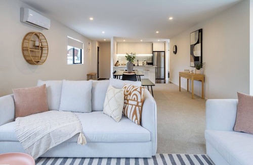 Upper Riccarton House | Church Corner, Parking and Large Living Area