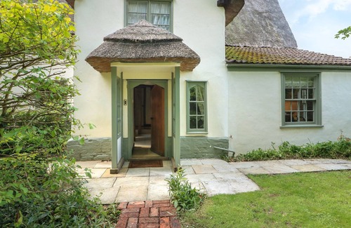 Yelden Cottage | CHURCH COTTAGE AND WATER TOWER, pet friendly, with pool in Kimbolton