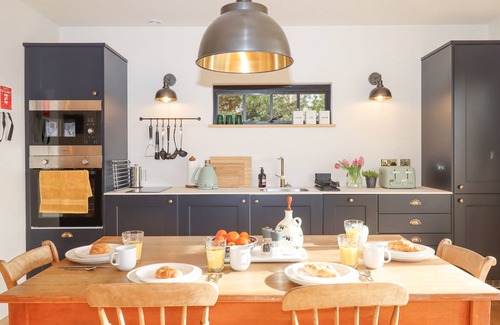 Newton Saint Cyres Cottage | CHURCH FARM DAIRY, pet friendly, with a garden in Thorverton