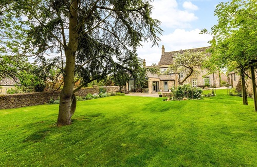 North Leigh House | Church Farm House - sleeps 10 guests in 5 bedrooms