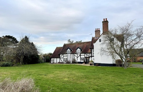 Cookley Cottage | CHURCH FARMHOUSE, COOKLEY, pet friendly, with open fire in Halesworth