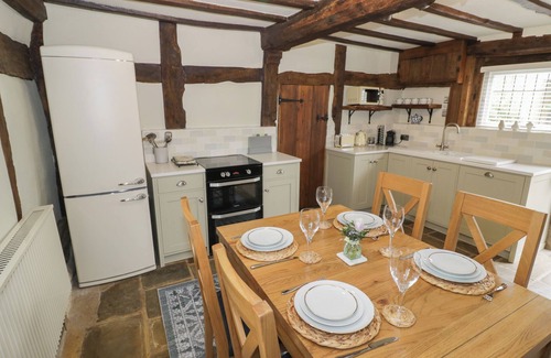 Welford on Avon Cottage | CHURCH VIEW, pet friendly, with hot tub in Welford-On-Avon