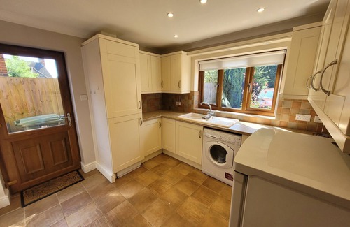 Diss House | Church View-Home with Hot tub, Sauna & Games room