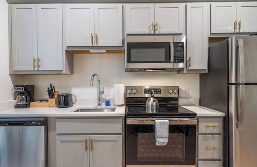 Downtown Louisville Apartment | Churchill Stay Near Medical – With Parking Spot!