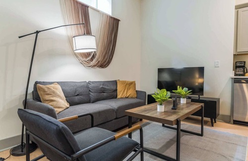 Downtown Louisville Apartment | Churchill Stay Near Medical – With Parking Spot!