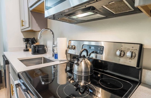 Downtown Louisville Apartment | Churchill Stay Near Medical – With Parking Spot!