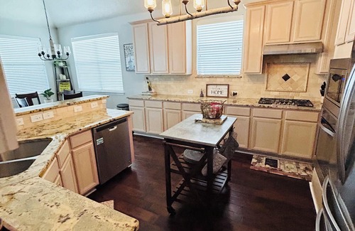 Southeast Arlington House | Ciao Bella! KING/Queen Beds, Pool/Spa-Spacious 2 story home centrally located!nn