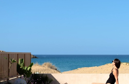Karteros Villa | Cicada Alas Suite, Elegant Beach Living