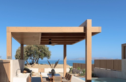 Karteros Villa | Cicada Alas Suite, Elegant Beach Living