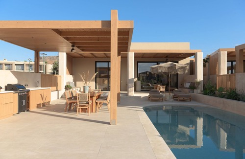 Karteros Villa | Cicada Oneiro Suite, Elegant Beach Living