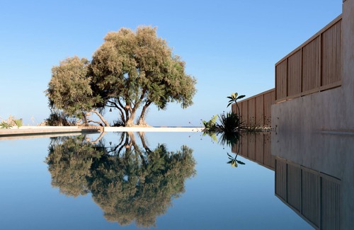 Karteros Villa | Cicada Oneiro Suite, Elegant Beach Living