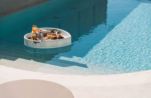 Karteros Villa | Cicada Zoe Suite, Elegant Beach Living