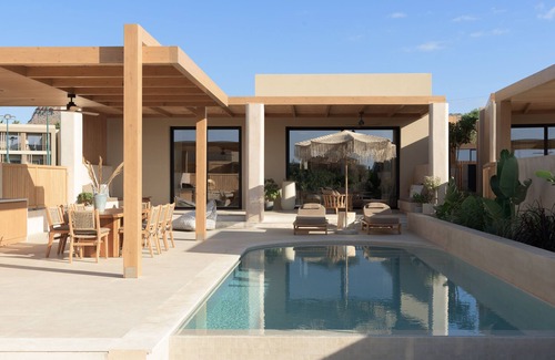Karteros Villa | Cicada Zoe Suite, Elegant Beach Living