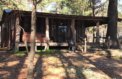 Eustace Cabin | Cici's one bedroom cabin at Bluegill Lake Cabins