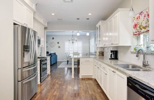 Clear Lake Shores House | Cien · Kemah Boardwalk Escape w BIKES
