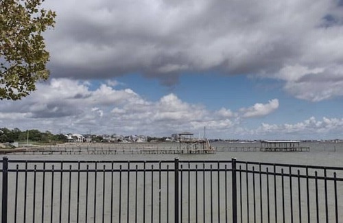 Clear Lake Shores House | Cien · Kemah Boardwalk Escape w BIKES