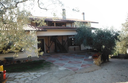 Montelibretti Apartment | Ciliegi in fiore tourist accommodation (view of the Tiber valley) near Rome