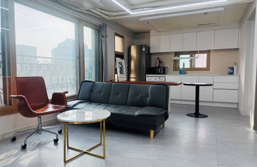 Seongsu Apartment | 칠Seongsu Station Jungnangcheon Cherry Blossom Road Han River airport bus