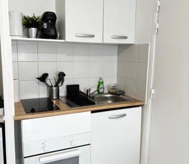 Saint-Ouen Apartment | Ciné à la maison ! Studio à 2 min du métro