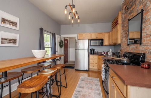 Mount Adams Condo | Cincy Cozy Corner | Balcony Skyline Views!