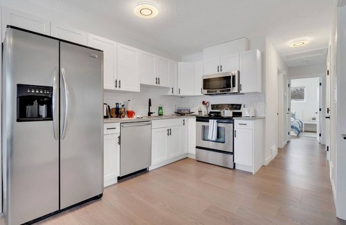 Southeast Edmonton Apartment | Cindy - 3 Bedrooms, Cozy Main Floor Suite!