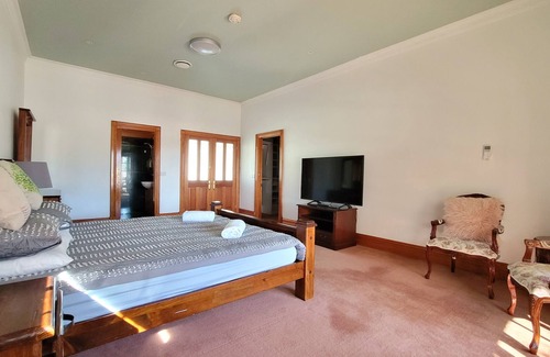 Warrandyte House | Cinema, golf, swimming pool, large space for the ultimate enjoyment