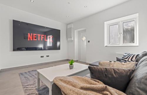 Roath Apartment | Cinema Studio Room with Spa Facilities For Couples