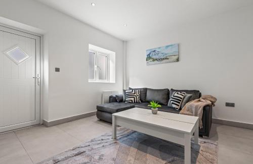 Roath Apartment | Cinema Studio Room with Spa Facilities For Couples