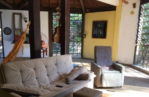 Guapimirim House | Cinematographic house facing the waterfall