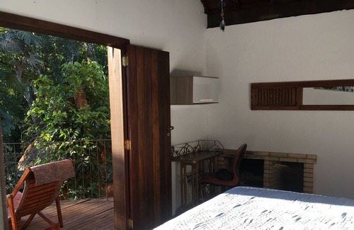 Guapimirim House | Cinematographic house facing the waterfall