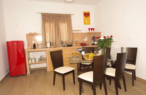 Pyrgos House | Cinnamon Suites House