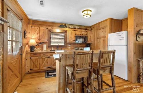 Eureka Springs Cabin | Cinnamon Valley - The Lake House