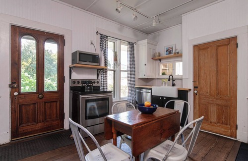 Chester Depot House | Circa 1868 Chester Home-Less than 20 MIN TO OKEMO