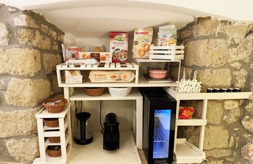 San Felice Circeo Apartment | Circeii, apartment with bedroom, living room and exterior with bathtub