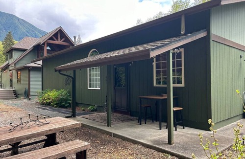 North Bend Cabin | Circle River Bungalow~Right at the base of Mt. Si!